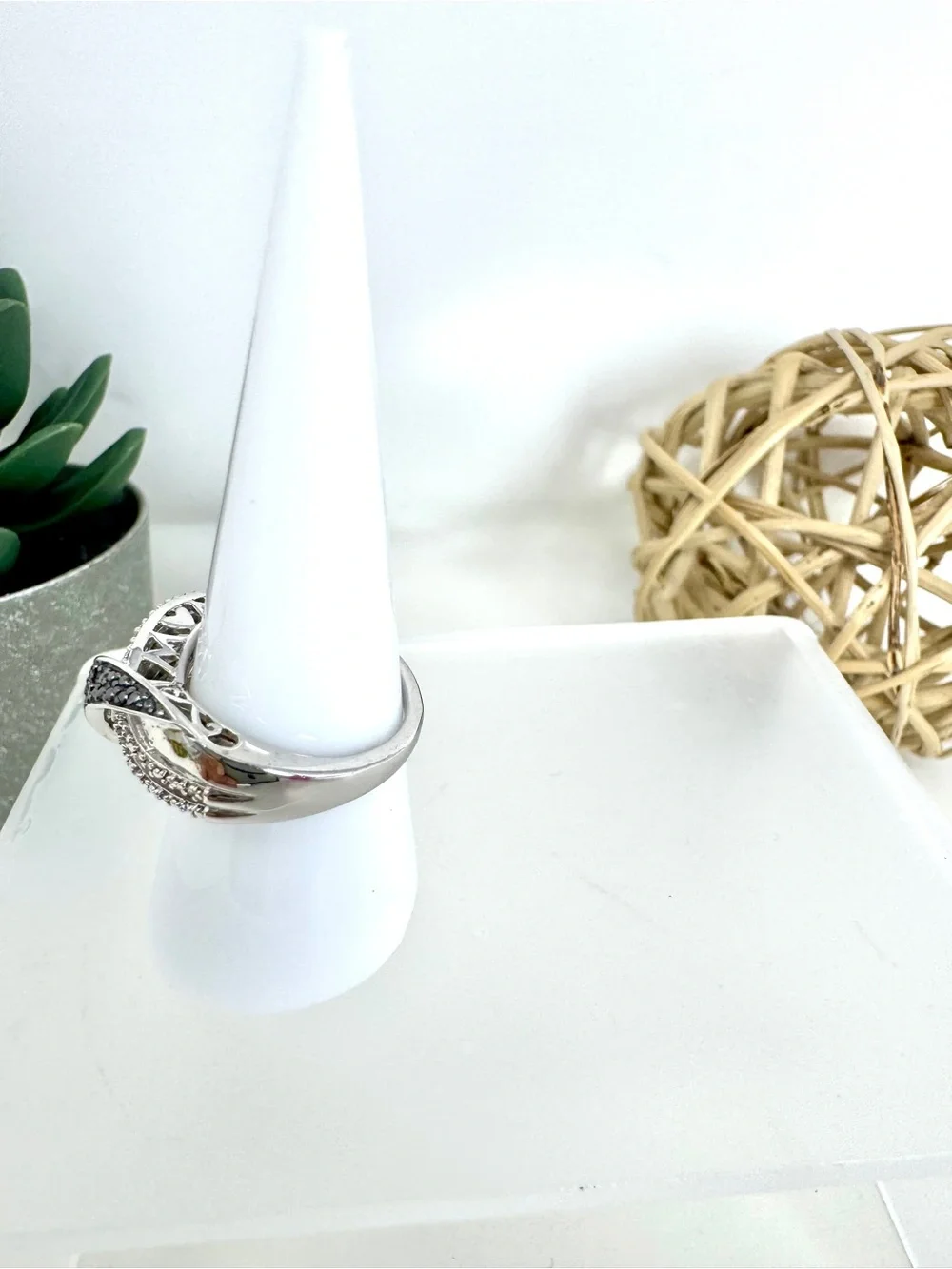 Vintage SUN 925 Sterling Silver Black & White Diamond Crossover Infinity Size 7